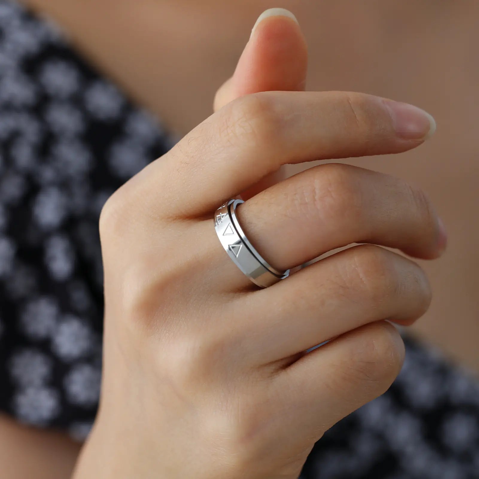Bague rotative en acier inoxydable à motif triangulaire